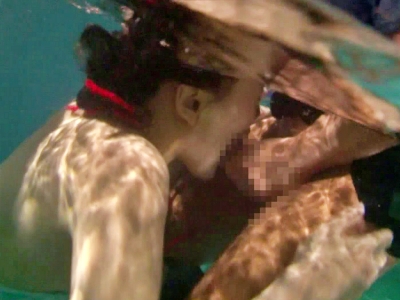 〖痴漢〗プールでビキニお姉さんをレイプ♡水中でエロい事しまくったｗ